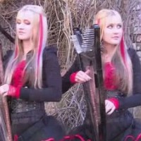 Des jumelles repennent Fear of The Dark de Iron Maiden à la harpe