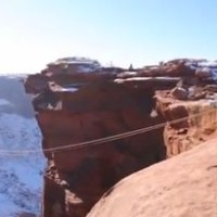 Un mec pousse sa copine dans le vide - Rope Swing au Canyon