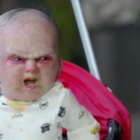 The baby terrifie les passants dans son landau