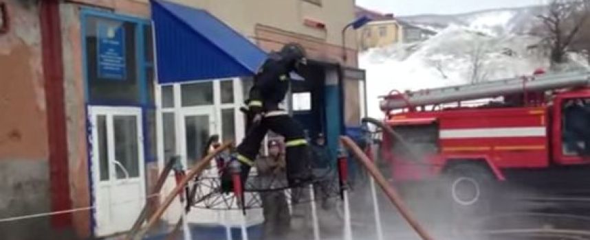 Des pompiers russes inventent l'hoverboard à eau