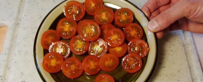 Comment couper en deux des tomates cerises facilement ?