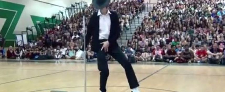 Un étudiant danse à la perfection Michael Jackson lors d'un talent show