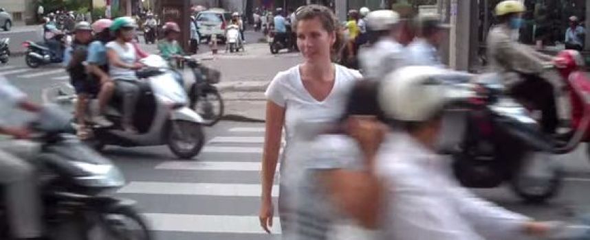Traverser la rue à Hô-Chi-Minh-Ville relève de l'exploit