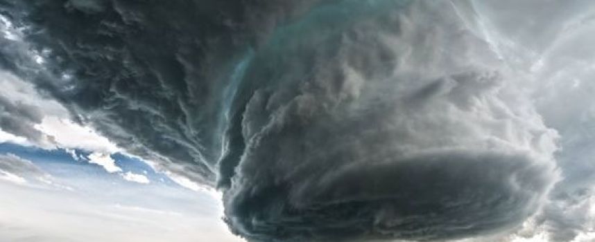 Formation d'une tornade géante dans le Wyoming en timelapse