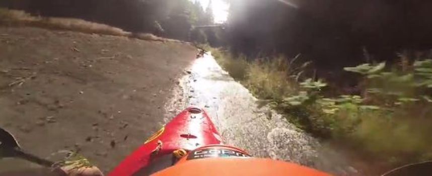 Descendre un fossé en béton en kayak à 72 km/h