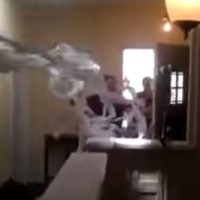 Papa et son fils attaquent maman avec un canon à papier toilette
