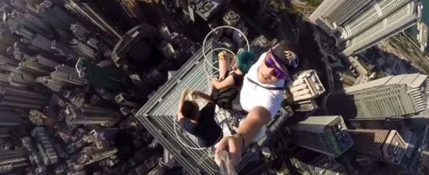 Un selfie sur l'antenne d'un gratte-ciel à Hong-Kong