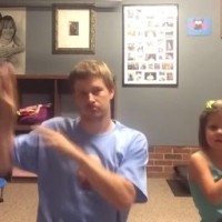 Un père et sa fille danse sur Shake It Off de Taylor Swift