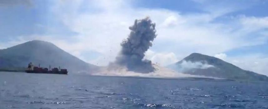 Des touristes filment l'éruption du Volcan Tavurvur de leur bateau