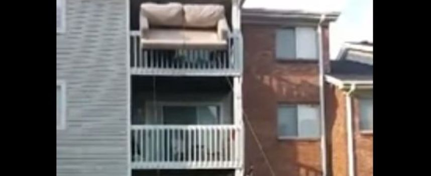 Déménagement d'un canapé par le balcon avec des câbles