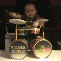 Bébé Wyaat joue du Pantera à la batterie