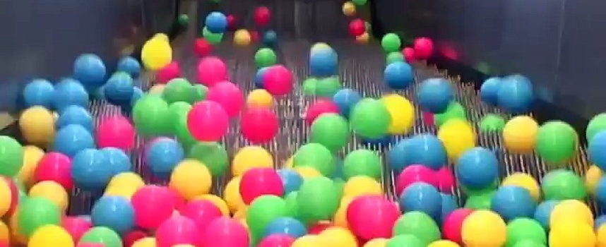 Des centaines de balles en boucle dans un escalator